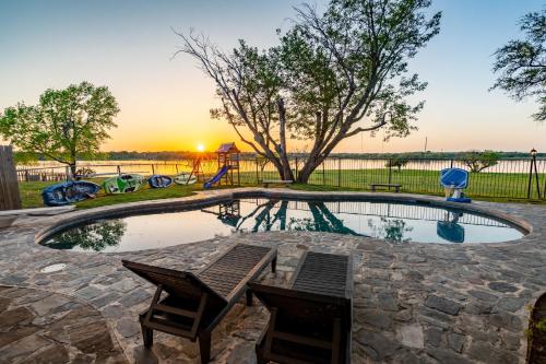 Lakefront Luxe 5BR 2Bath Home with Pool & Hot Tub — 4-Star Luxury Hotel in Rowlett, United States