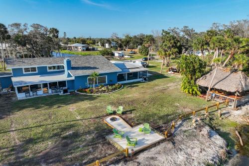 Riverside Oasis Home w Tiki Hut & Firepit — 4-Star Luxury Hotel in Bradenton, United States