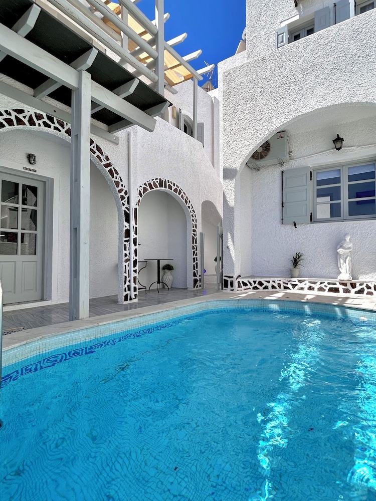 Sunny Days - carbon neutral hotel in Fira