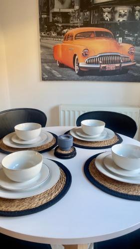 Tropical Sun Homes Beautiful spacious 3 bed home in a serene environment with free parking for 2 cars — 4-Star Luxury Hotel in Manchester, United Kingdom