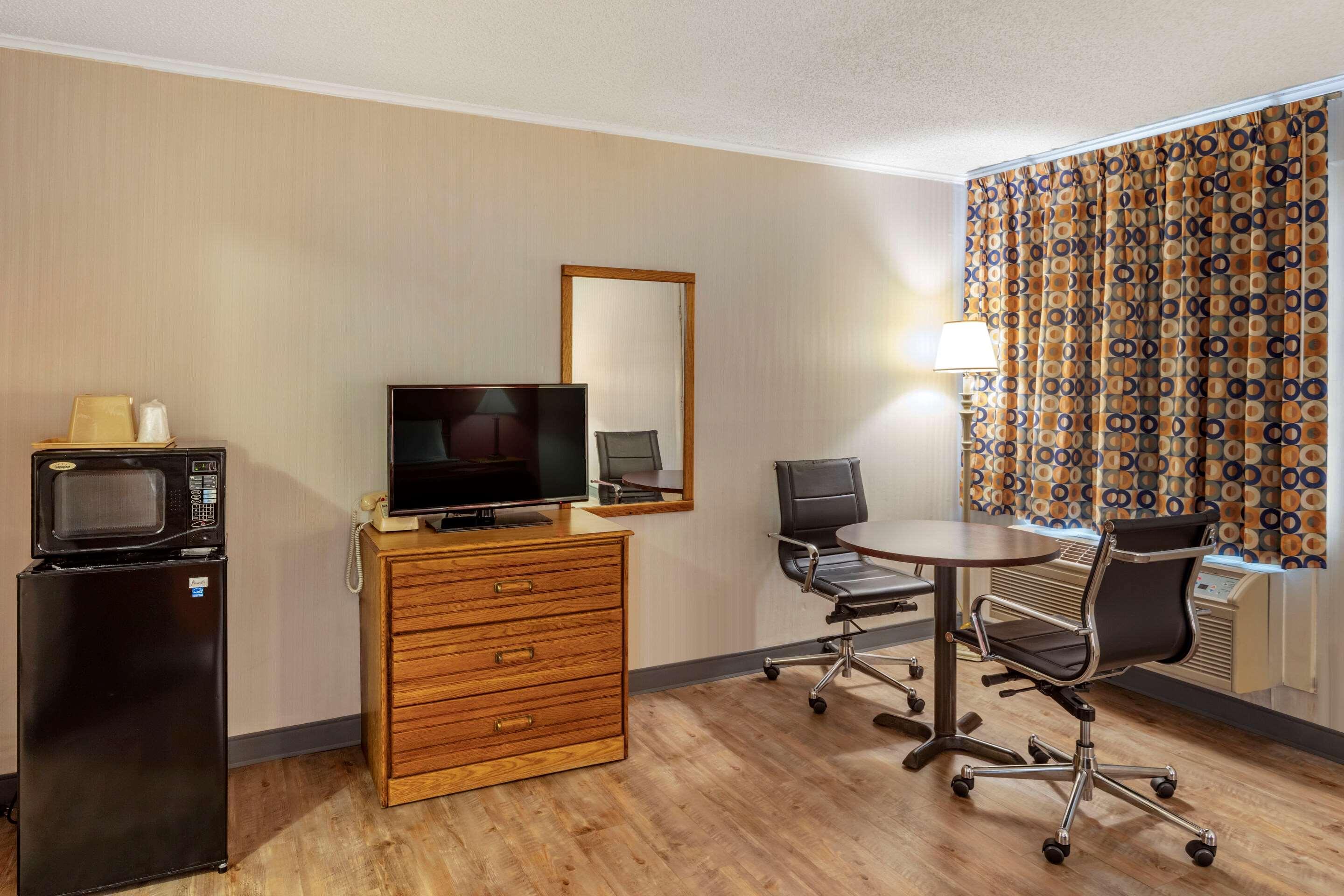 Economy Inn East Hartford CT - photo 36