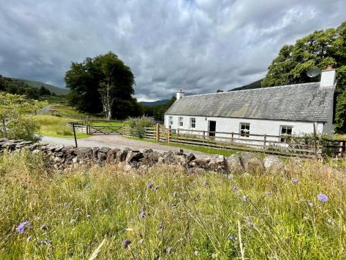 Riverside Cottage Bridge of Balgie Glenlyon Perthshire — 4-Star Luxury Hotel in Aberfeldy, United Kingdom