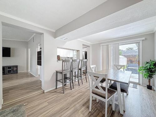 Front Lanai Pet Friendly Fenced Yard in Tampa, United States