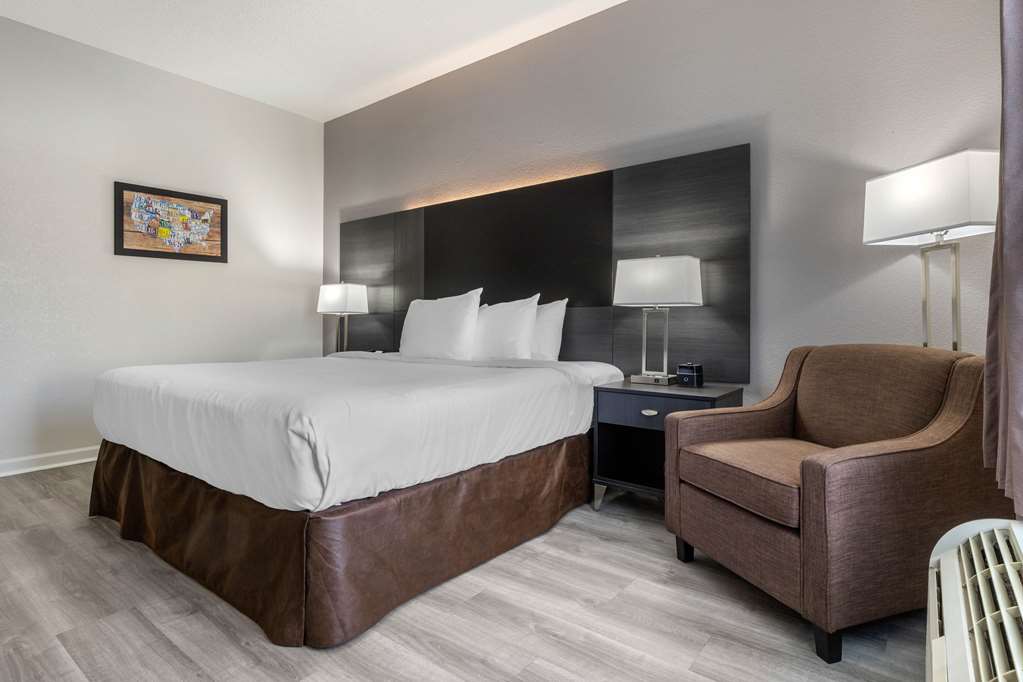Econo Lodge at the University - photo 11