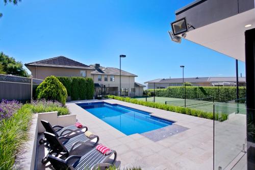 Vue de la Mer Luxe Retreat Tennis Pool Views in Mount Martha, Australia
