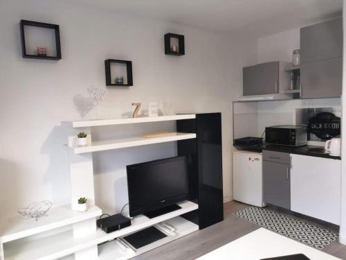 Tres Joli Studio Bien Equipe Terrasse Internet in Le Cannet, France