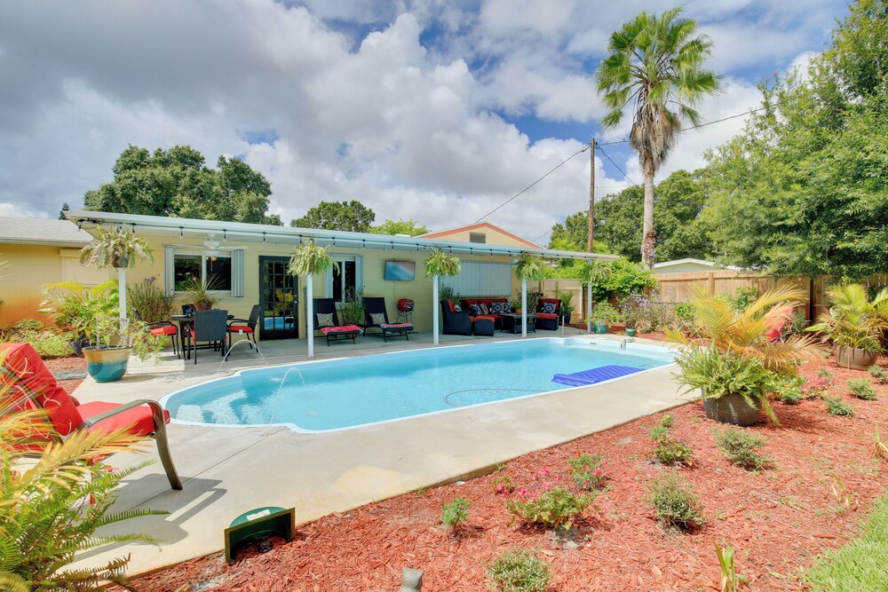 St Petersburg Home with Tropical Yard and Pool — 4-Star Luxury Hotel in St. Petersburg, United States