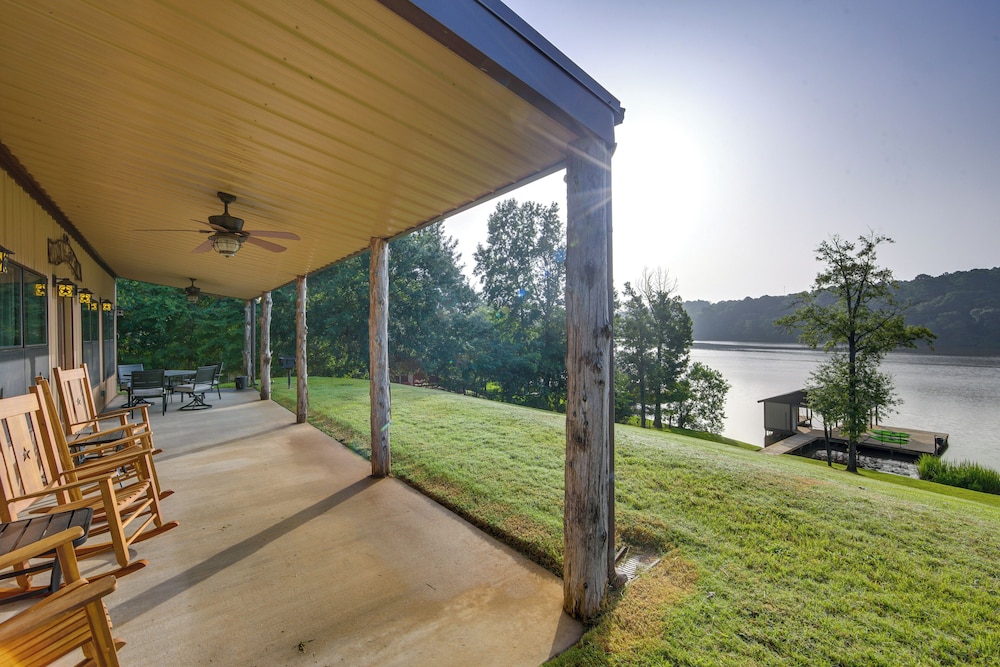 Quiet Lake Gladewater Getaway w Dock & Kayaks — hotel in Gladewater