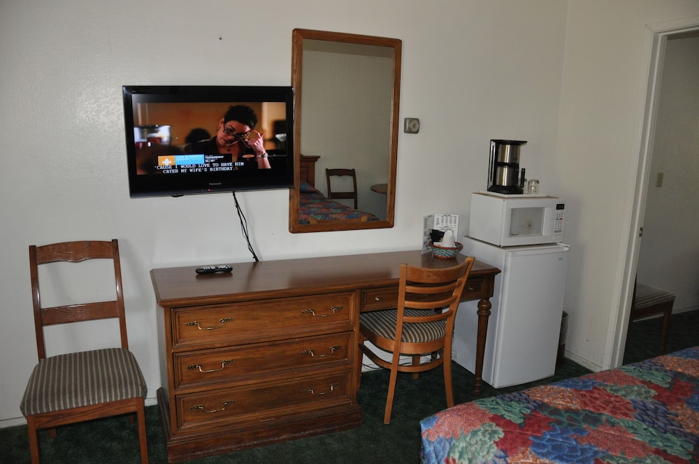 Cedar Inn & Suites - photo 36