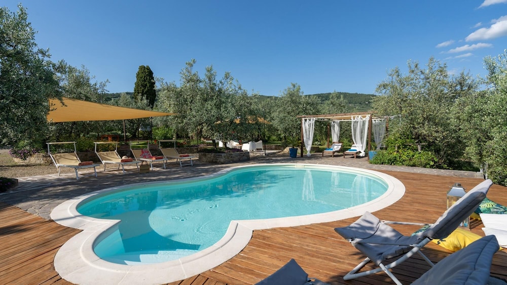 Buca Delle Fate 8 Emma Villas — 4-Star Luxury Hotel in Terranuova Bracciolini, Italy