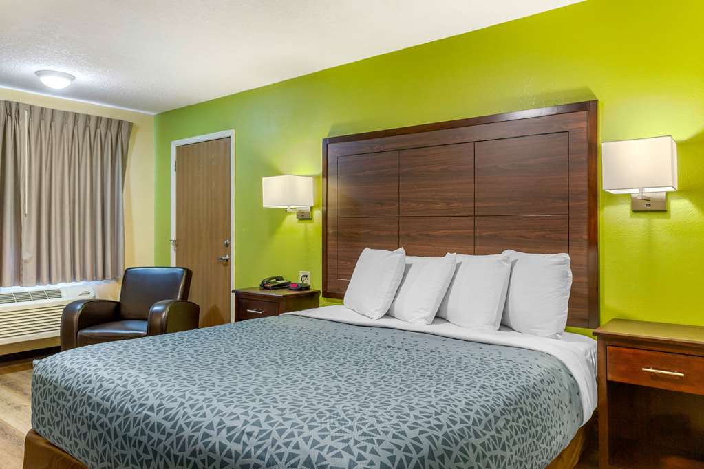 Econo Lodge West Coors Blvd - photo 8