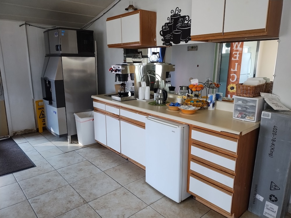 First Interstate Inn - photo 3