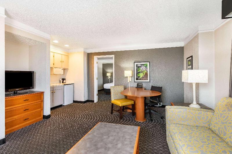Travelodge by Wyndham El Paso Airport - photo 8