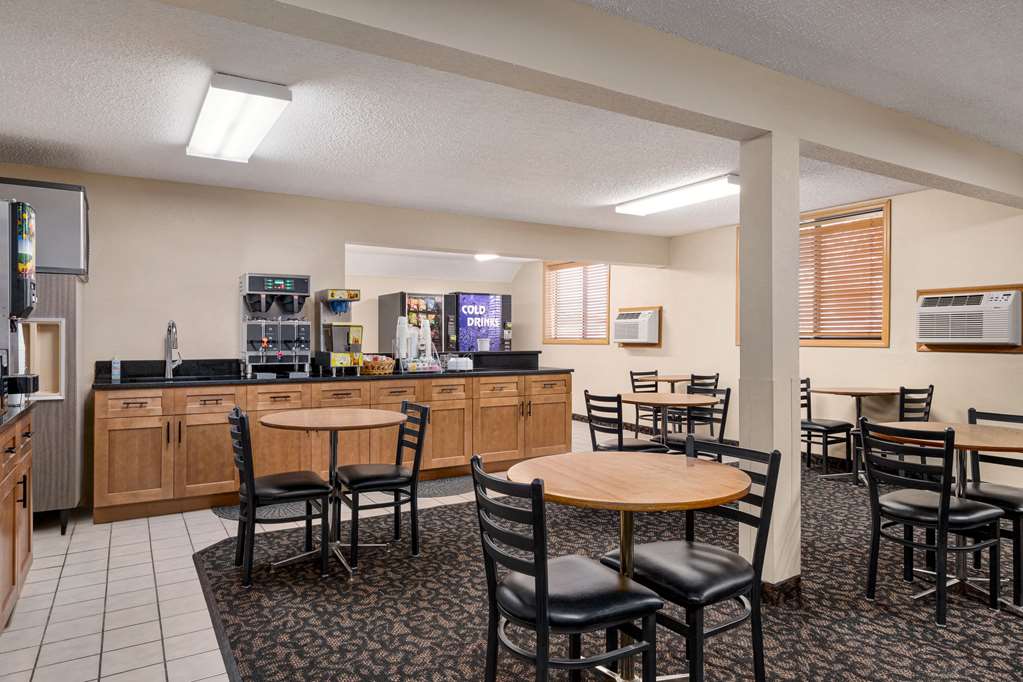 Super 8 by Wyndham Lincoln North - photo 44