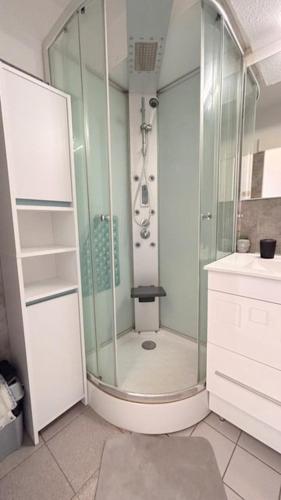 Appartement Ideal Pour Famille Vue Sur la Piscine 4gb217 — 4-Star Luxury Hotel in Le Barcares, France