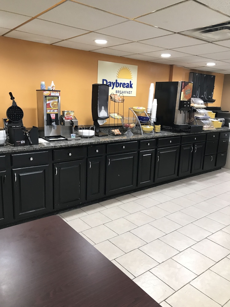 Days Inn by Wyndham Fort Wright Cincinnati Area - photo 40