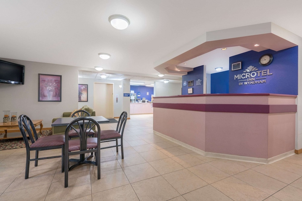 Microtel Inn by Wyndham Onalaska La Crosse - photo 2