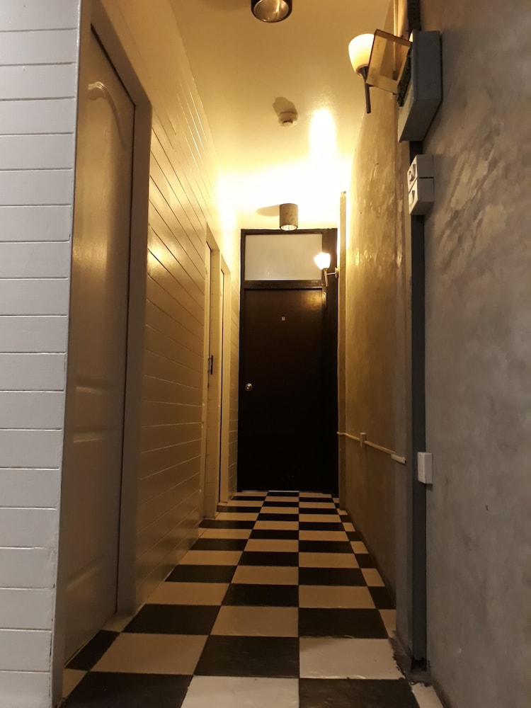 24 hr Hostel in khaosan road