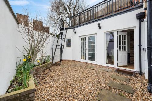 Charming Cottage in Hampstead Heath — 4-Star Luxury Hotel in London, United Kingdom