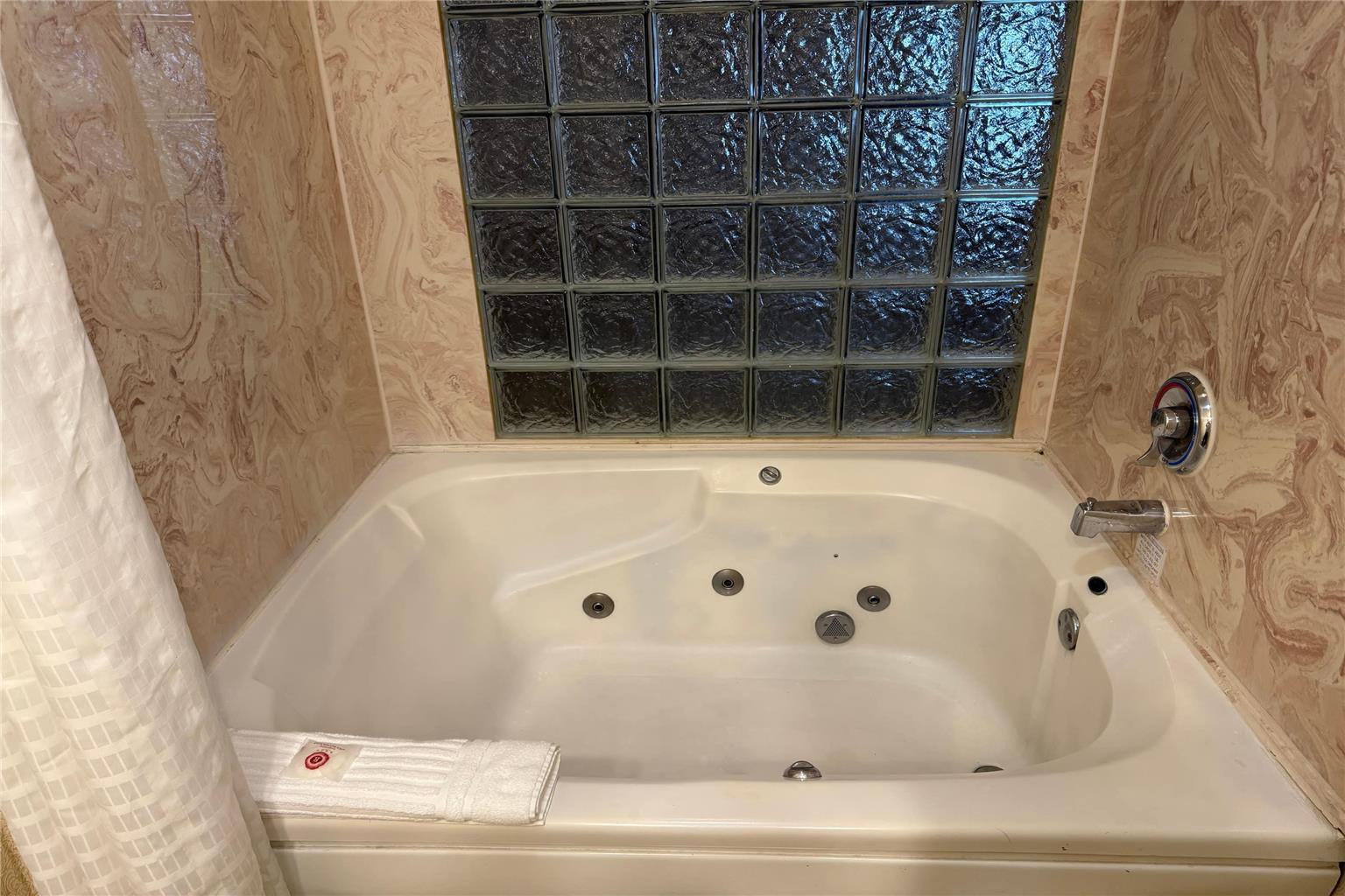 Wingate by Wyndham Livonia - photo 15