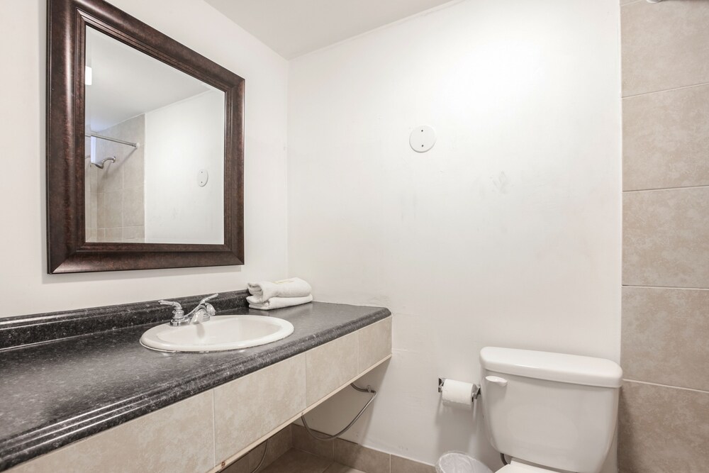 Camelot Waterfront Inn - photo 31