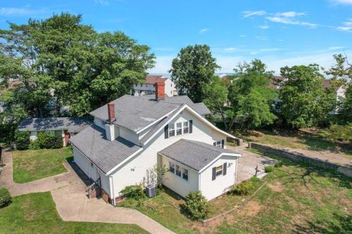 Beach house 3BR Beach Gem 30ft to Sand & Walk to Amusement Park — 4-Star Luxury Hotel in Keansburg, United States