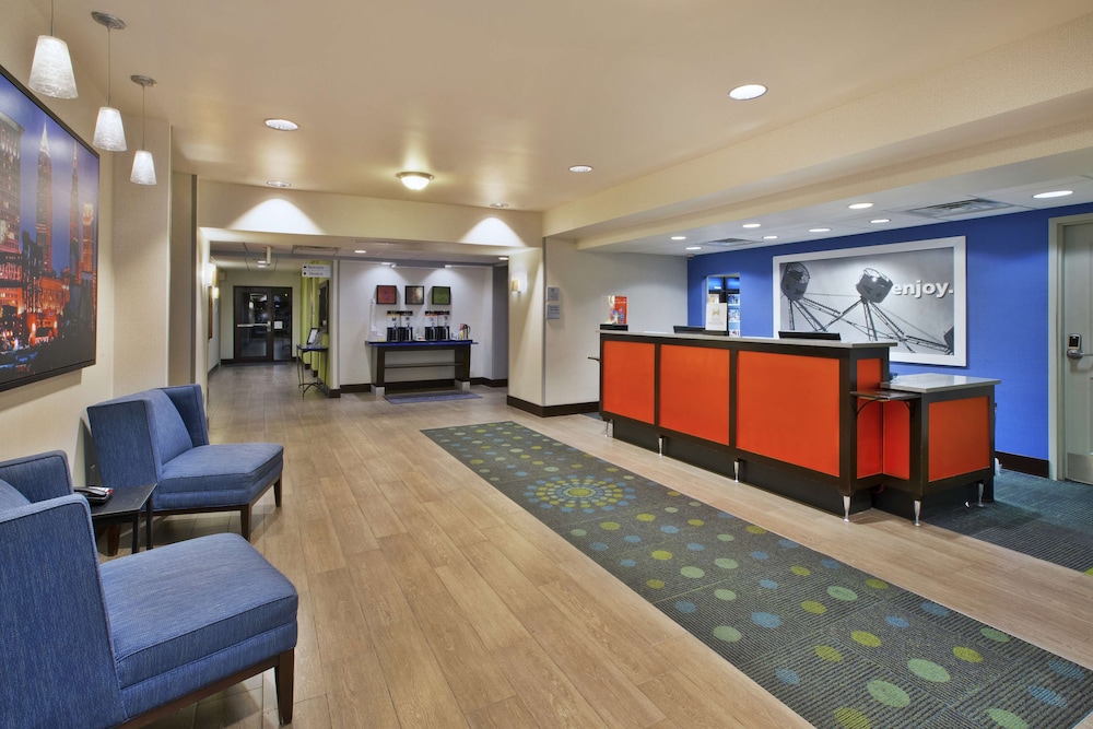 Hampton Inn & Suites Elyria - photo 2