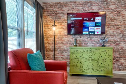 Trendy Escape California King bed awaits — 4-Star Luxury Hotel in Charlotte, United States