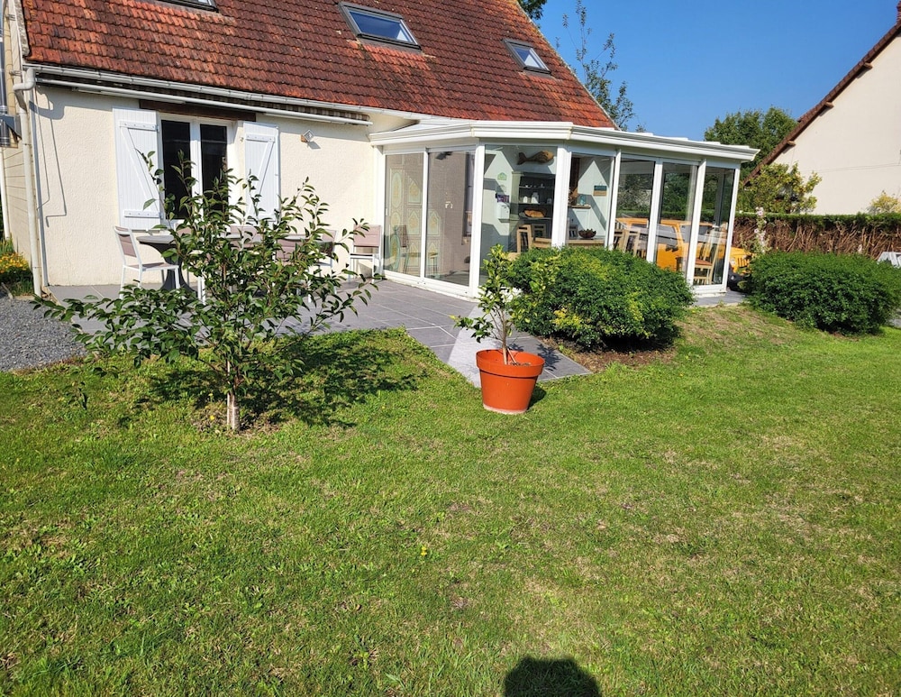 Pleasant Holiday Home Near the D day Beaches — 4-Star Luxury Hotel in Bron, France