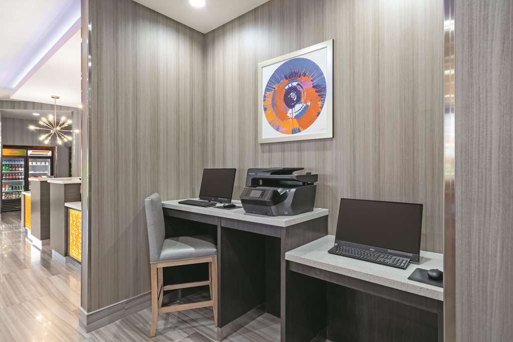 La Quinta Inn & Suites by Wyndham Opelika Auburn - photo 22