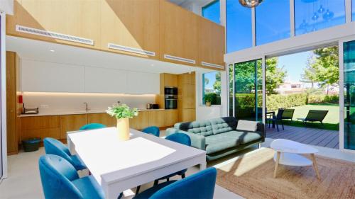 Villa Miya Clever Details walking distance from the Marina restaurants bakeries and supermarkets free wifi pool — 4-Star Luxury Hotel in Vilamoura, Portugal