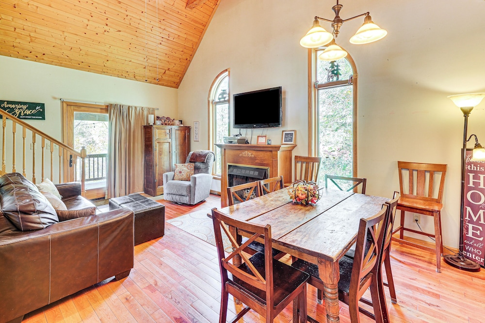 3 Mi to Snowshoe Resort Cabin with Hot Tub — hotel in Marlinton