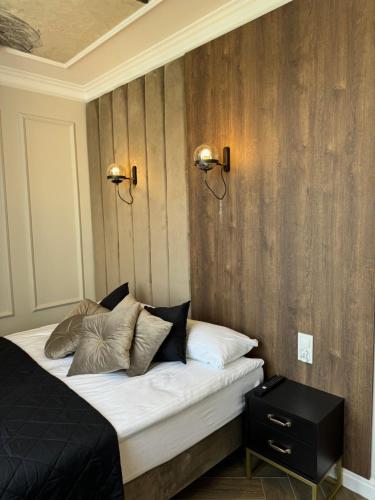 Family & Business Sauna Apartments No 8 Złota Centrum Downtown PREMIUM SPA 3 Bedroom with Private Sauna Jacuzzi Balcony Parking Piękny Apartament — 4-Star Luxury Hotel in Kielce, Poland