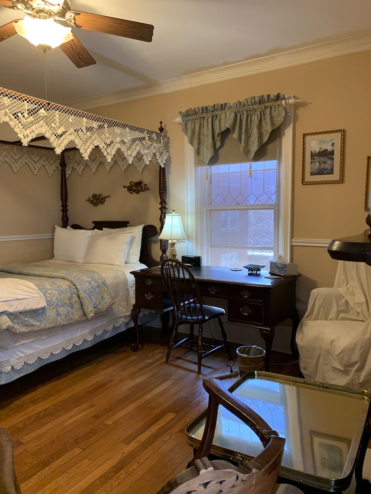 Brass Pineapple Inn - photo 21