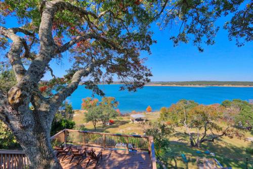 Lakeshore Luxe - last minute hotel in Canyon Lake