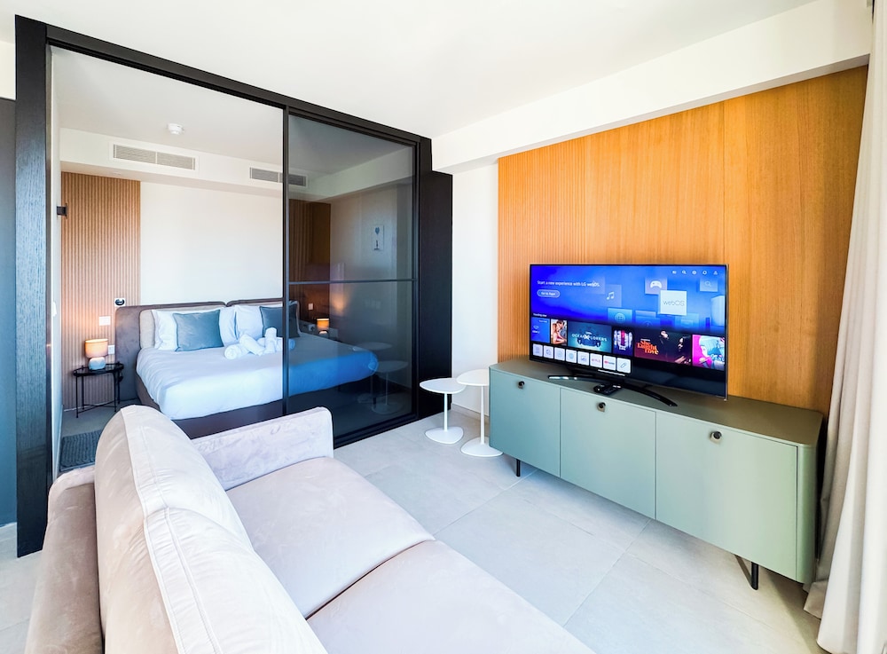 Mercury Suite Bright w Pool access by Arco Collection — 4-Star Luxury Hotel in San Giljan, Malta