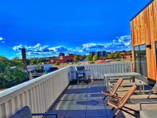 Zesty Orange Abode — 4-Star Luxury Hotel in Des Moines, United States