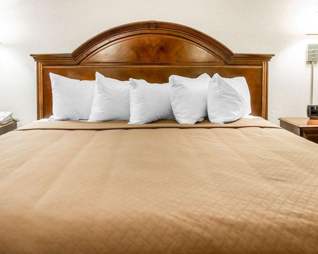 Quality Inn & Suites Mackinaw City Beachfront - photo 7
