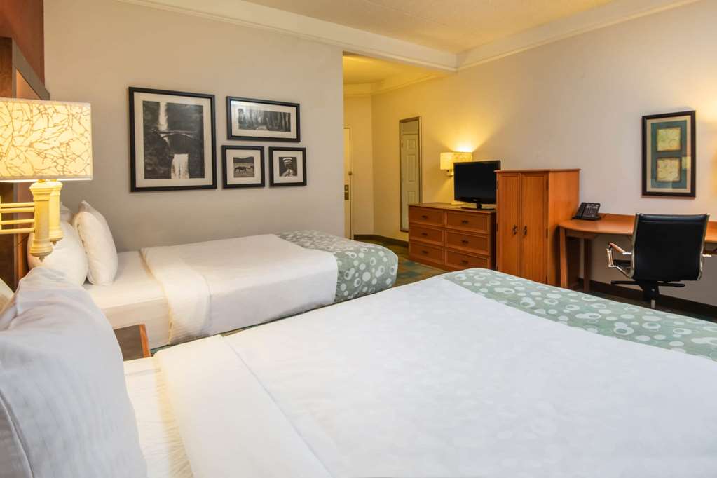 La Quinta Inn & Suites by Wyndham Colorado Springs South AP - photo 33