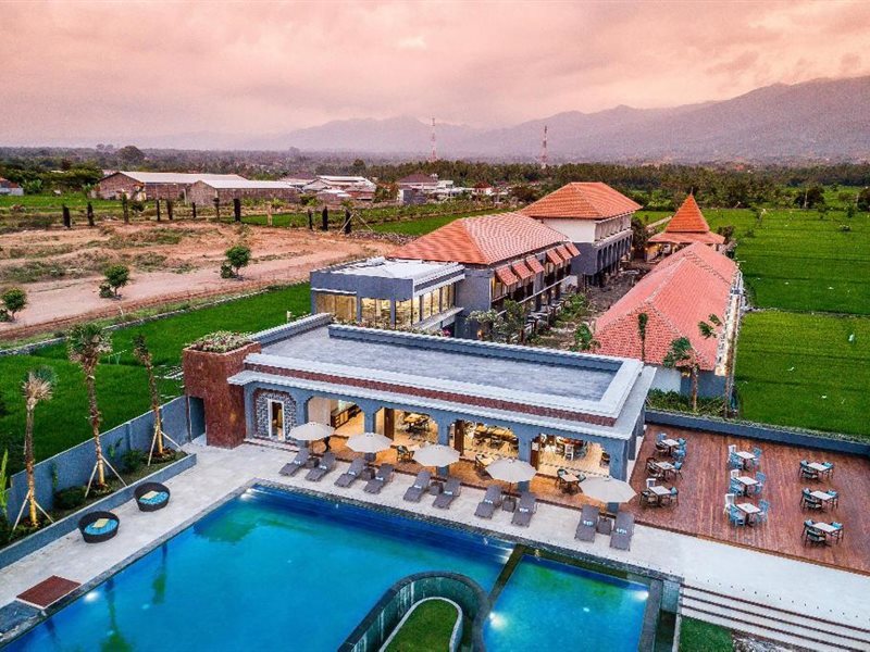 Lovina Beach Club & Resort