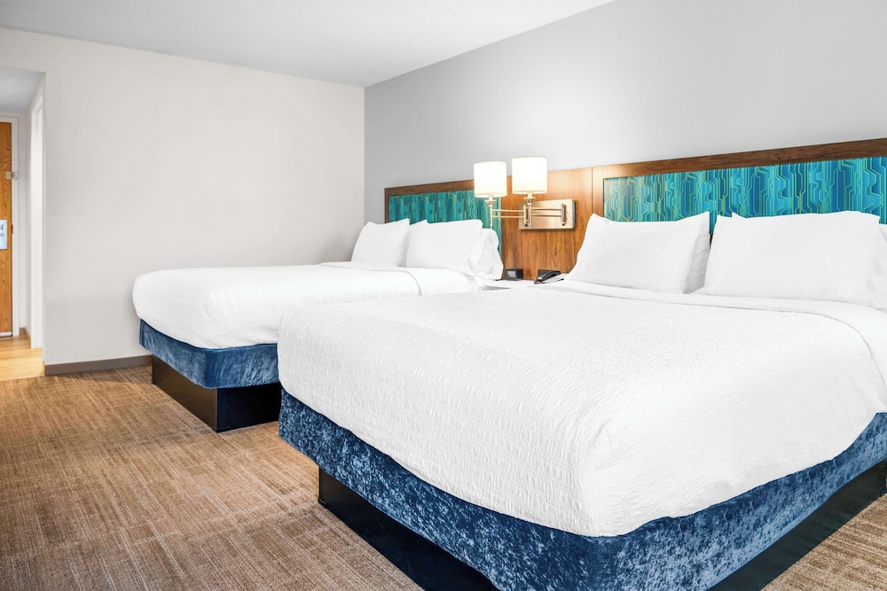 Hampton Inn Grand Rapids North - photo 11
