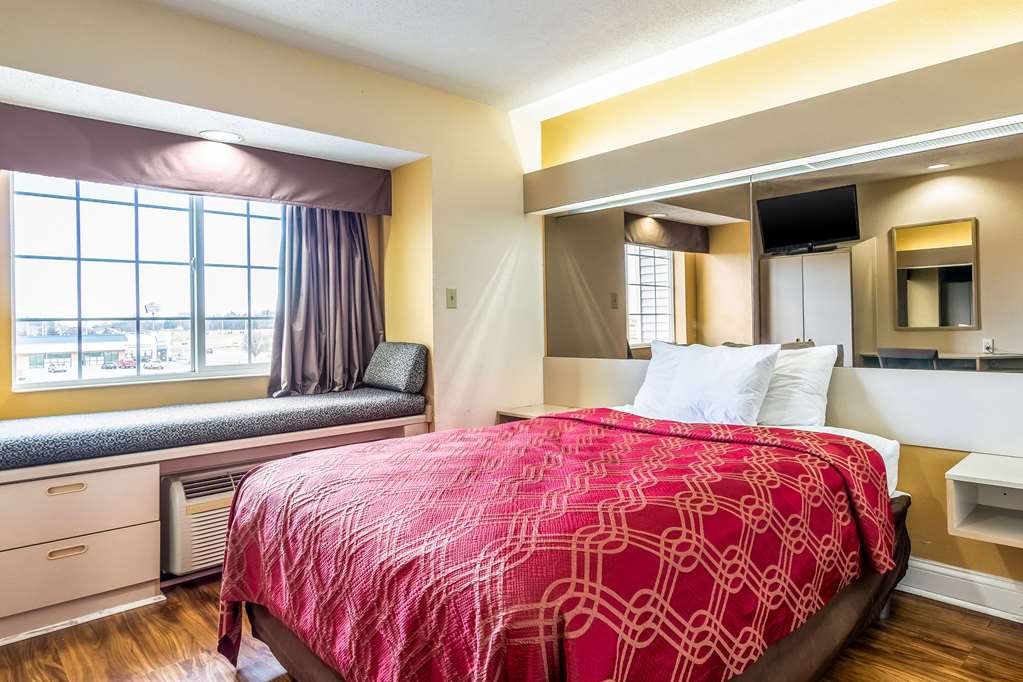 Econo Lodge Inn & Suites Evansville East - photo 7