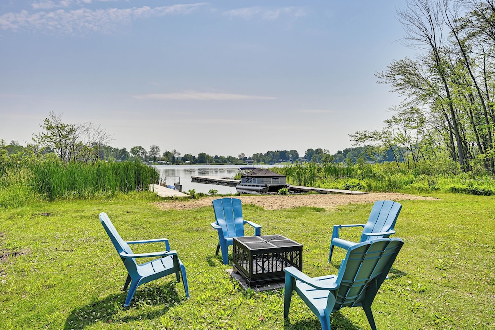 Deck Dock Hot Tub Lakeside Retreat In Michigan — Hartford