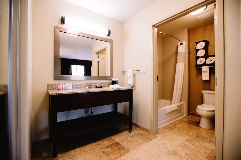 Hampton Inn & Suites Minot Airport - photo 20