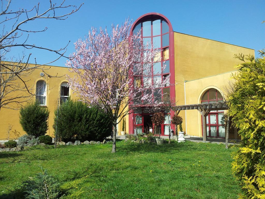 L'abribis - carbon neutral hotel in Firminy