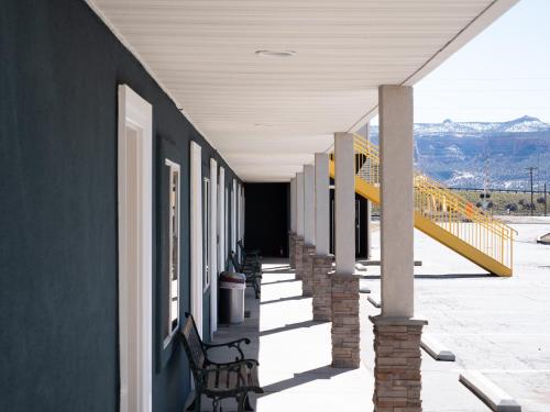 Balanced Rock Inn - photo 7