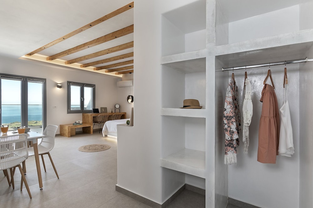 La Estrella Luxury Suites — 4-Star Luxury Hotel in Fira, Greece