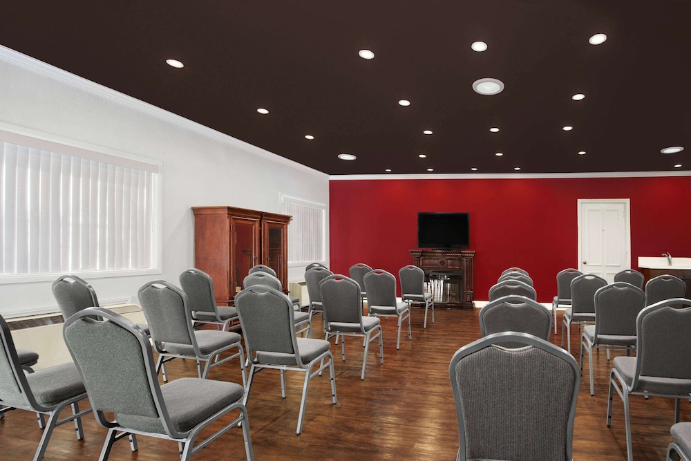 Ramada by Wyndham Torrance - photo 26