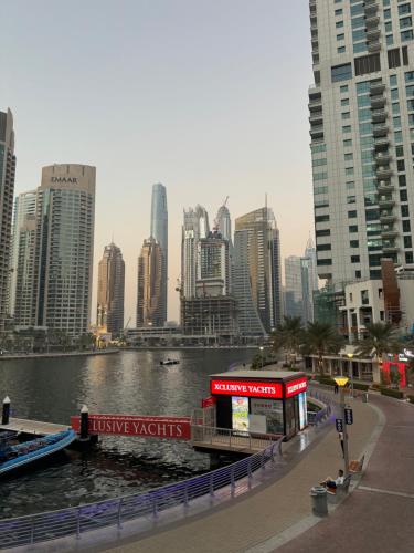Golden Hour Marina View — 4-Star Luxury Hotel in Dubai, United Arab Emirates