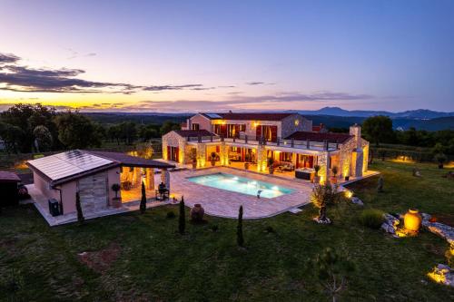 Villa Antea for 10 people near Barban with heated pool 75 m2 wellness & large garden full service — 5-Star Luxury Hotel in Barban, Croatia